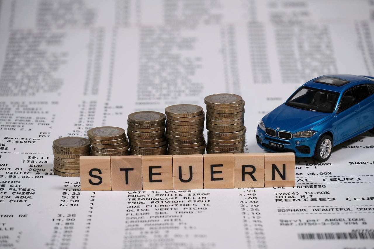 Steuer-Symbol mit Münzstapeln