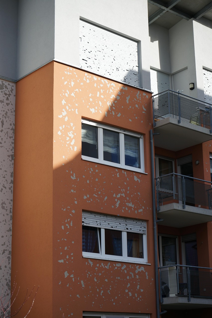 Fassade mit sichtbaren Schäden